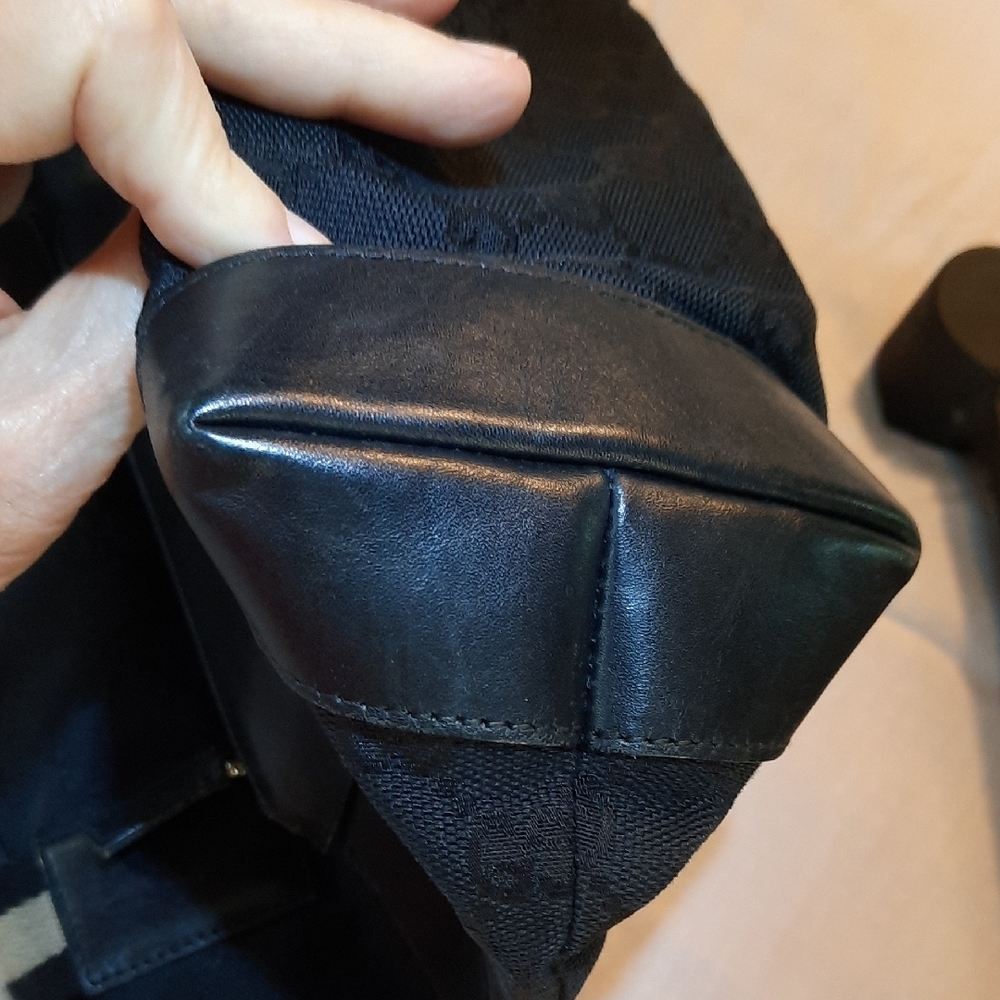 Gucci Black Lea Bag with Silver Hardware - Picture 7 of 13